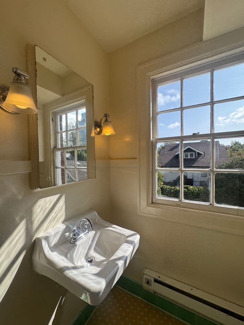Eugene Apartment: 360 W 13th St