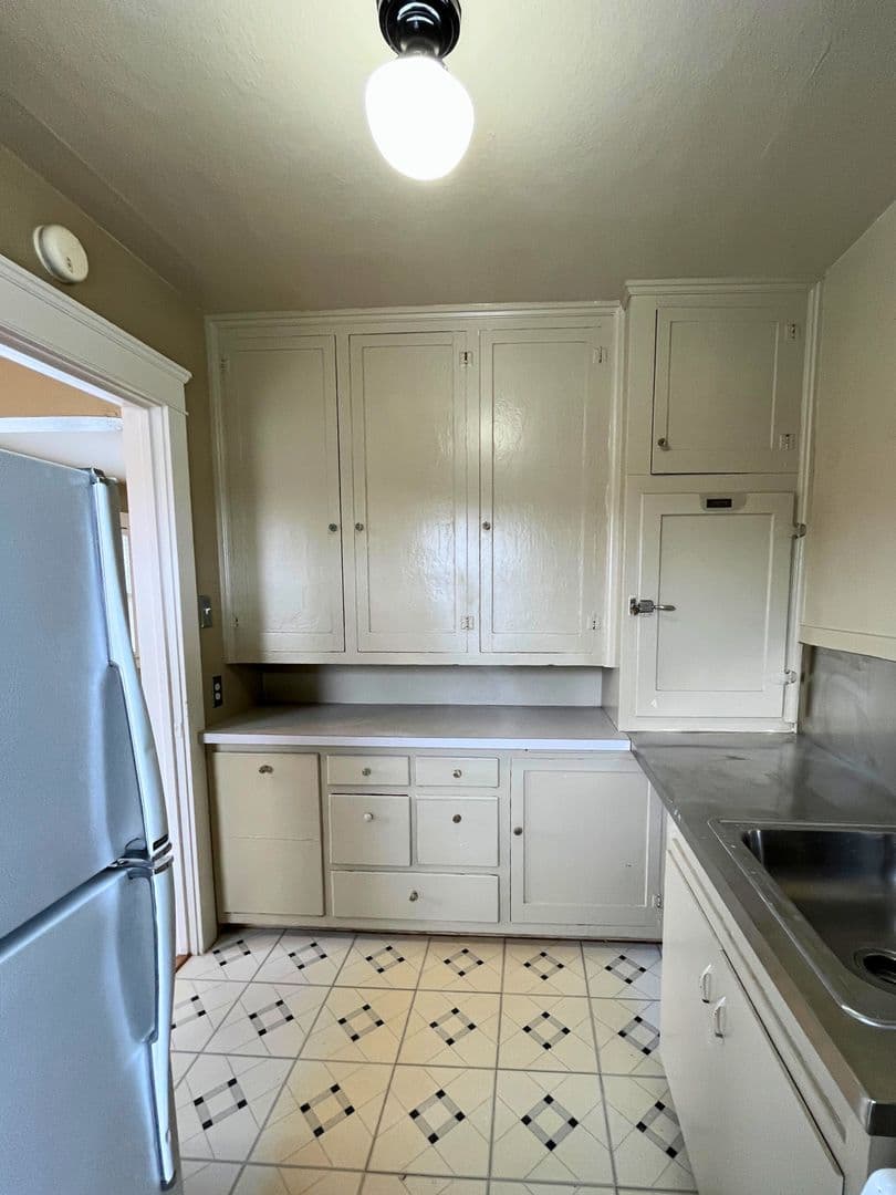 Eugene Apartment: 1263 Oak St - 301