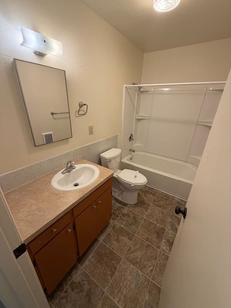 Albany Apartment: 1373 27th Ave SE