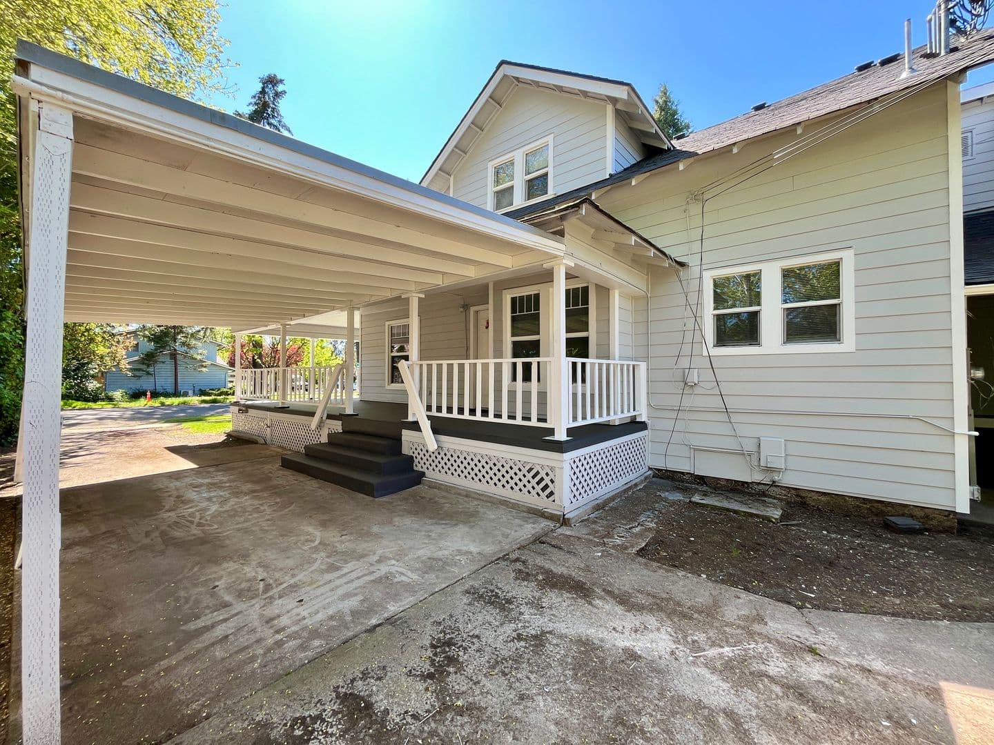 Eugene Apartment: 1091 W. 11th #01