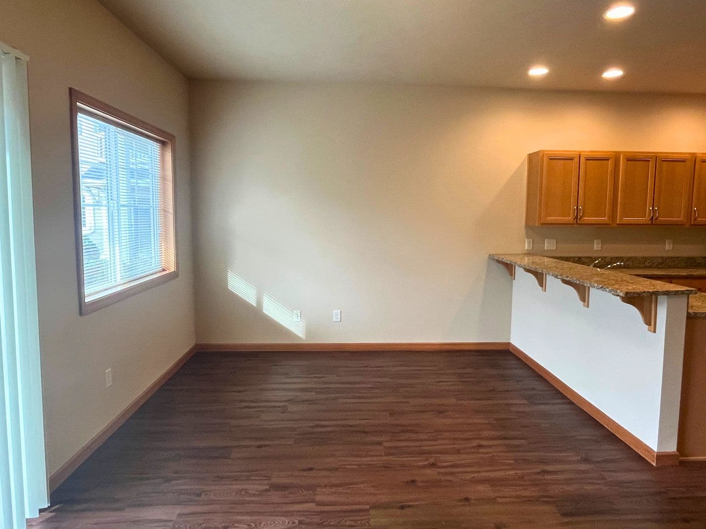 Eugene Apartment: 1972 Oak St
