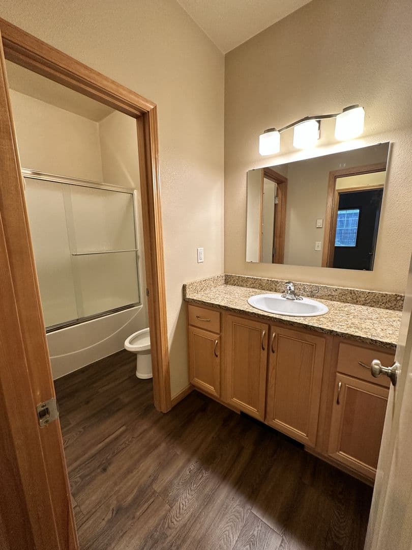 Eugene Apartment: 82 East 19th Alley