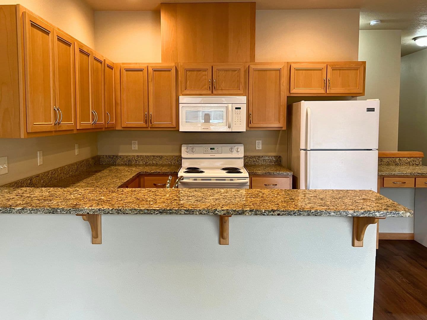Eugene Apartment: 1972 Oak St