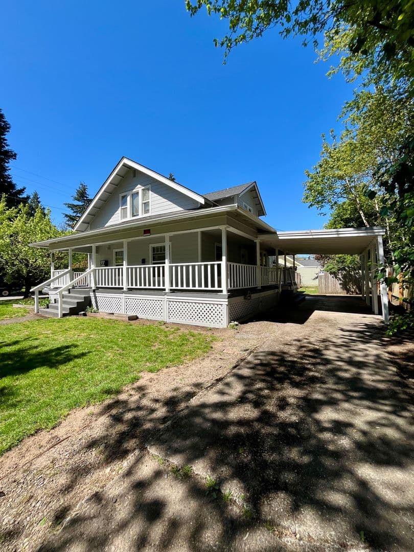 Eugene Apartment: 1091 W. 11th #01