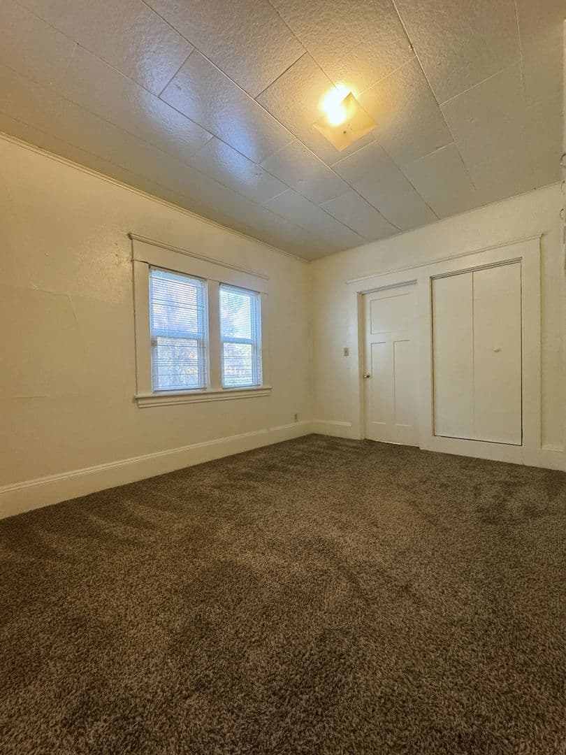 Eugene Apartment: 1091 W. 11th #01