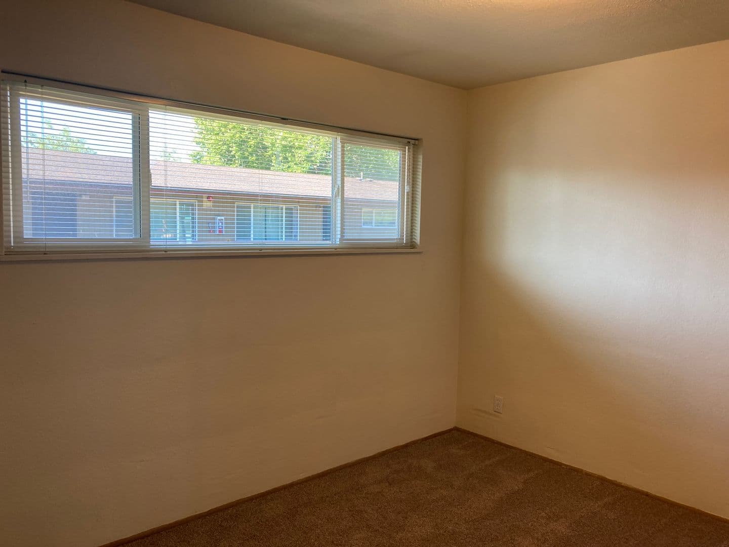Eugene Apartment: 1661 Ferry St. #07