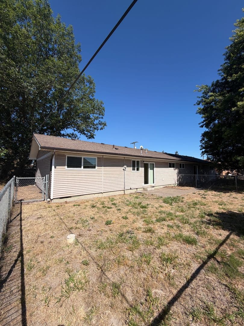 Albany Apartment: 1373 27th Ave SE
