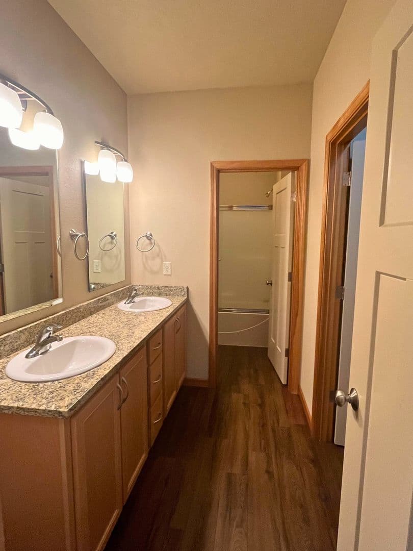 Eugene Apartment: 1972 Oak St