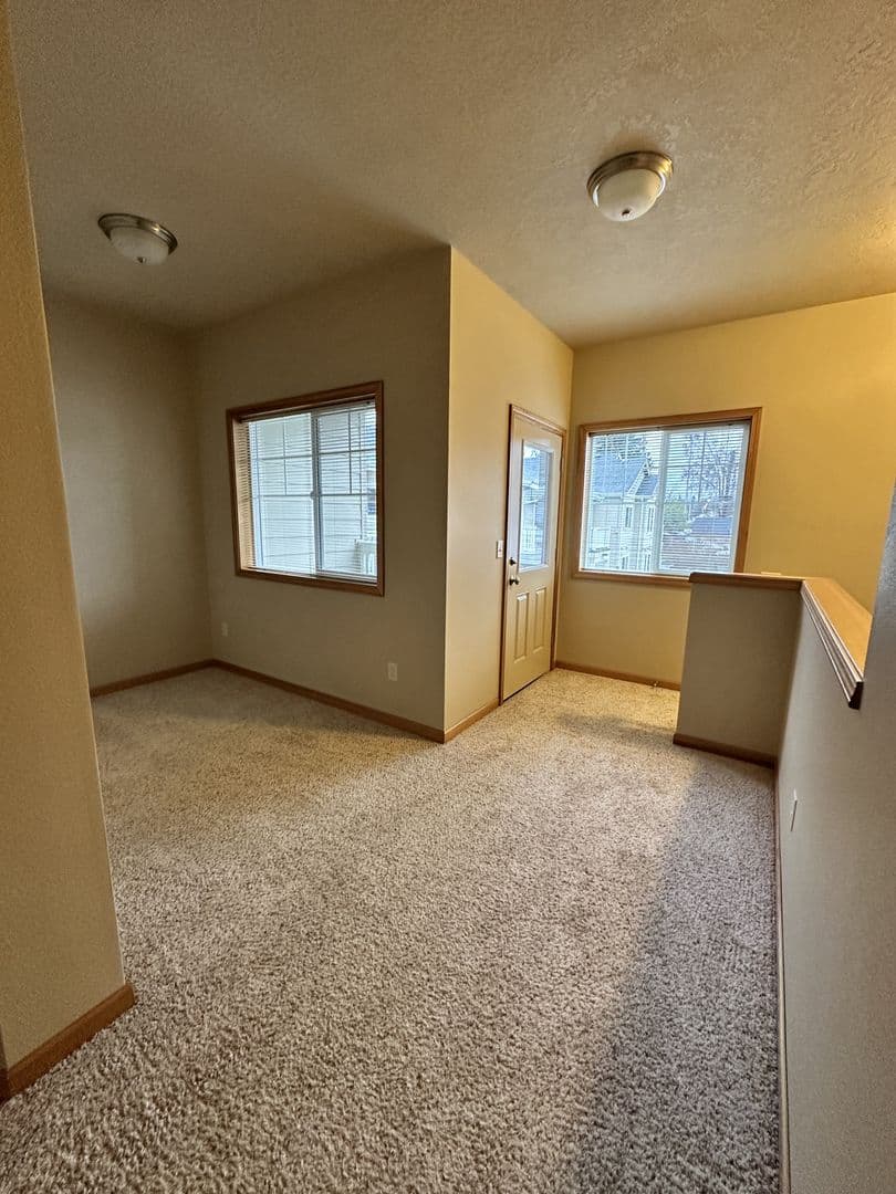 Eugene Apartment: 82 East 19th Alley