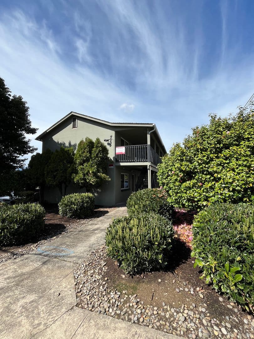 Eugene Apartment: 765 E 18th  #8