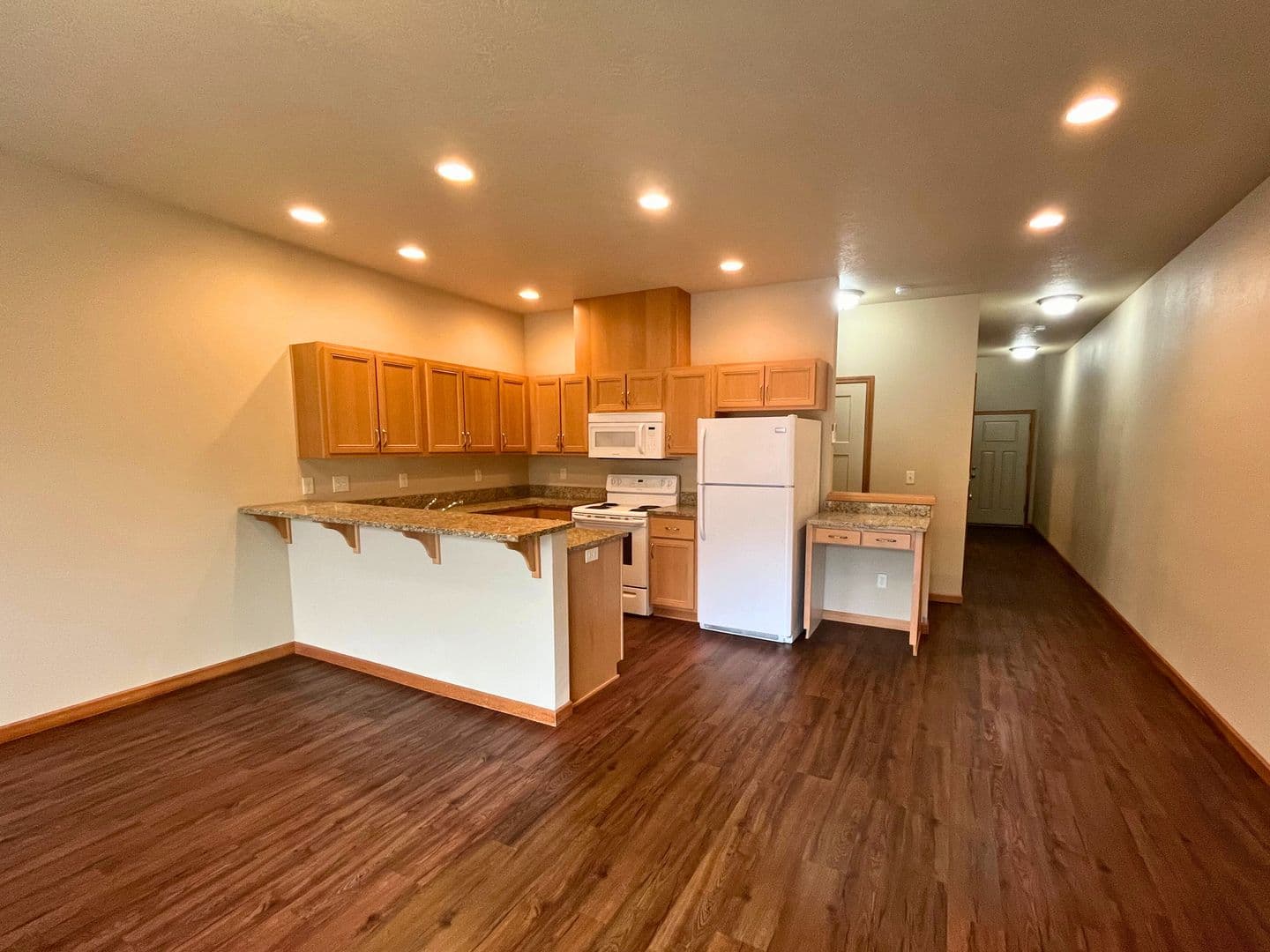 Eugene Apartment: 1972 Oak St