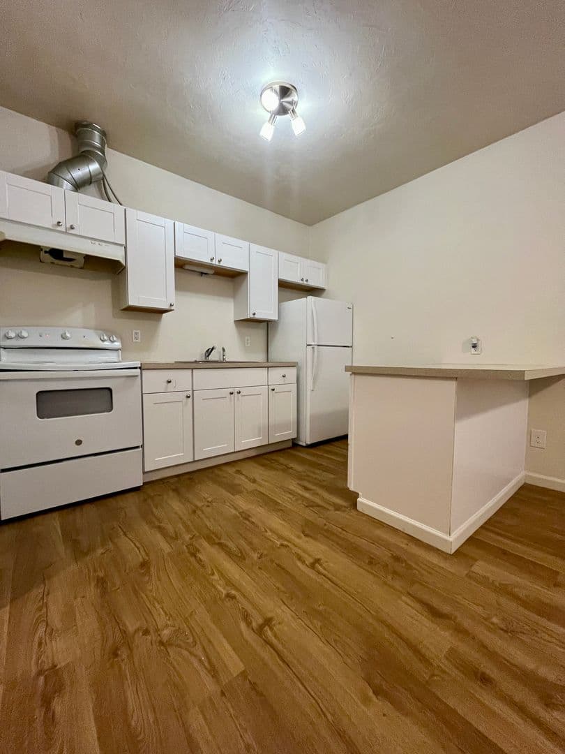 Eugene Apartment: 1247  W. 6th #05