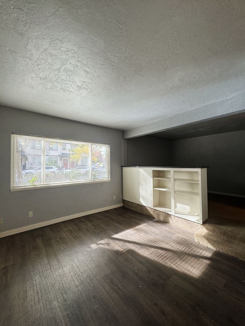 Eugene Apartment: 95 W 15th   #05
