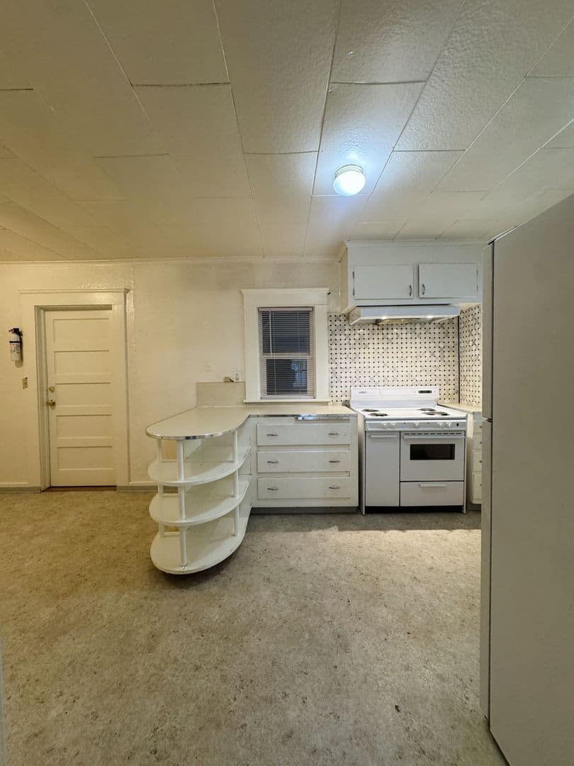Eugene Apartment: 1091 W. 11th #01