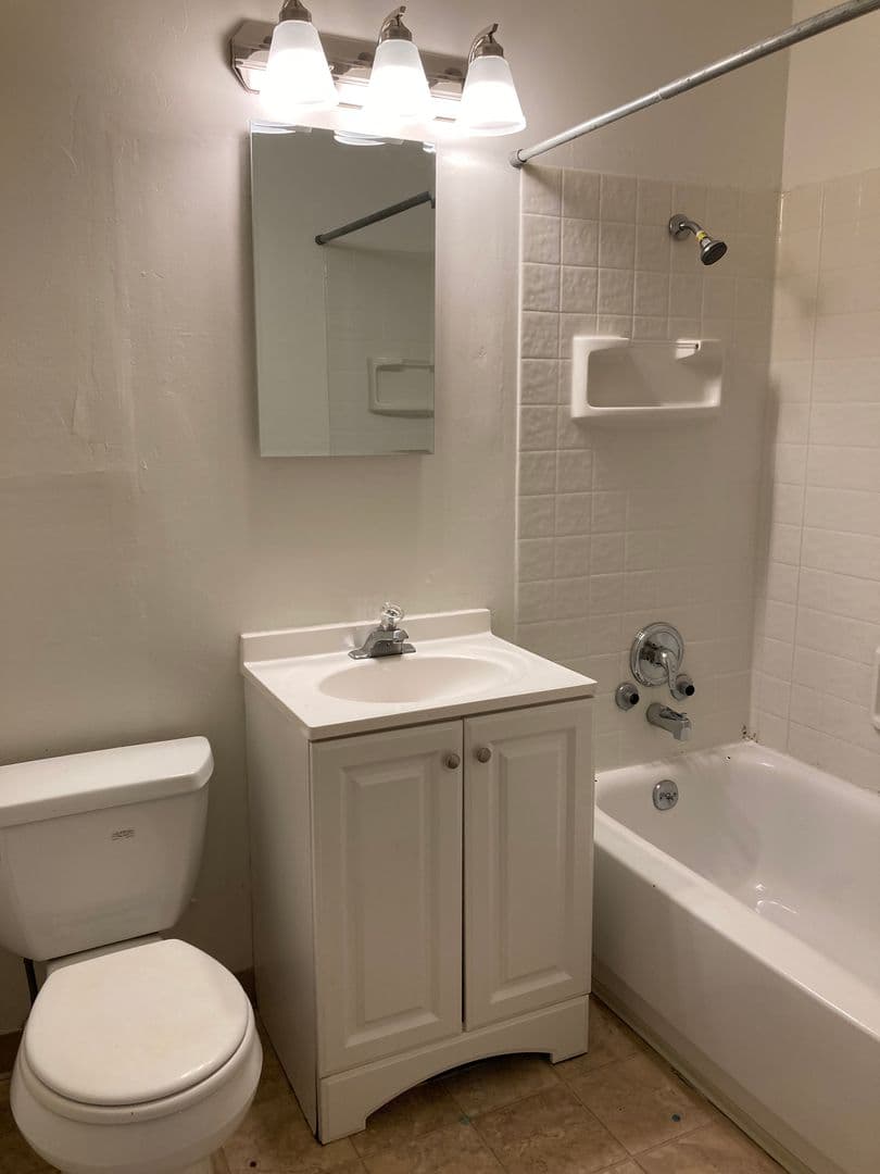 Eugene Apartment: 1671 Ferry St. #09