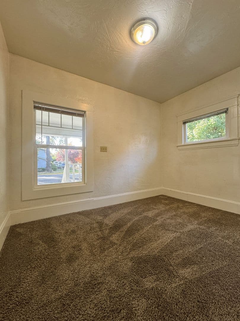 Eugene Apartment: 1091 W. 11th #01