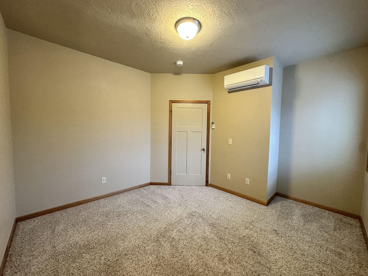 Eugene Apartment: 82 East 19th Alley
