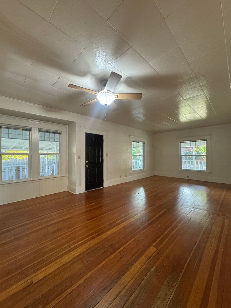Eugene Apartment: 1091 W. 11th #01