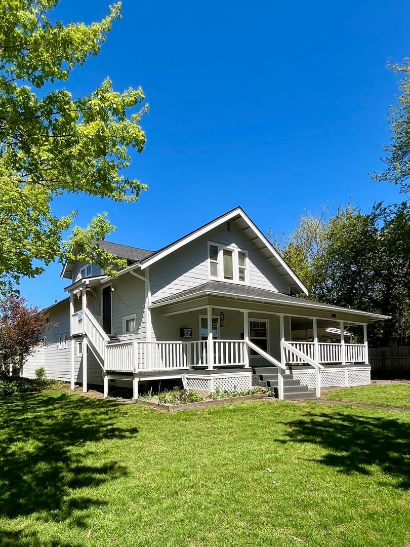 Eugene Apartment: 1091 W. 11th #01