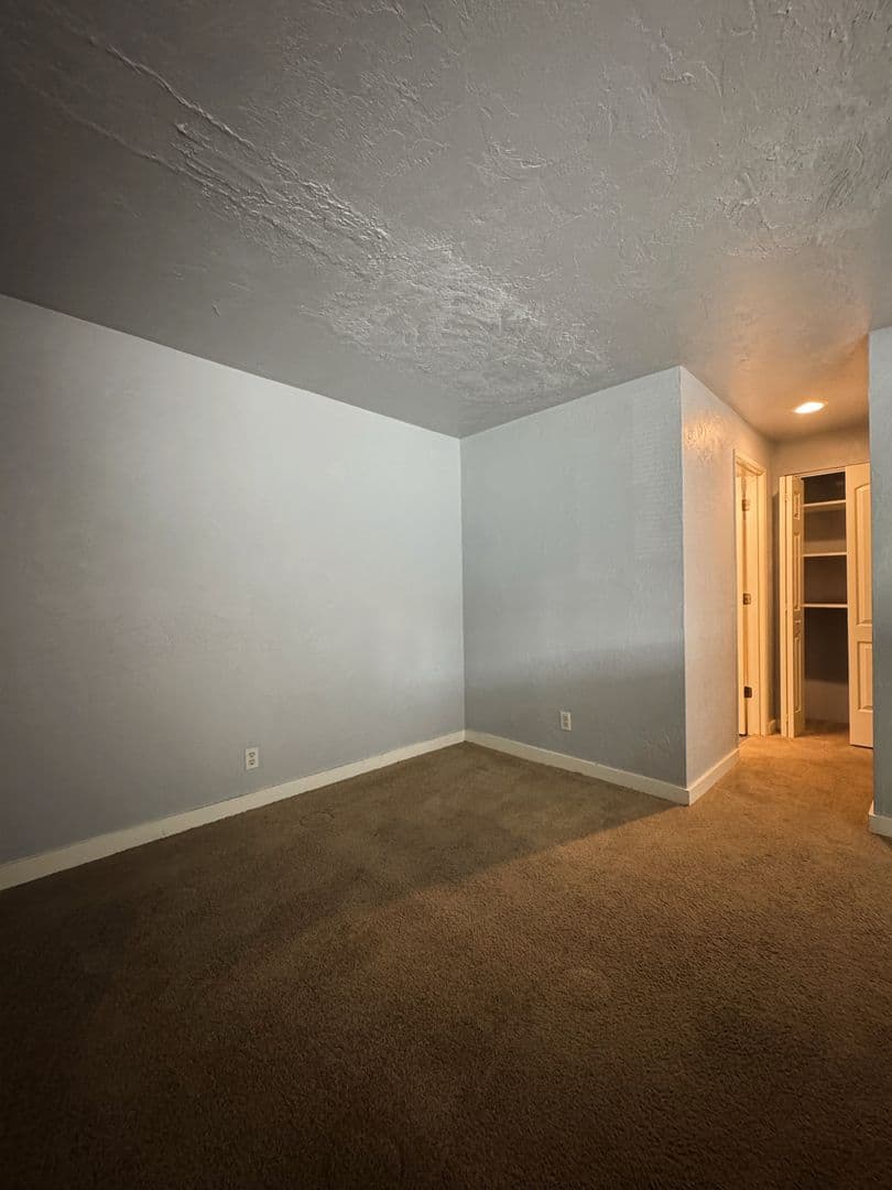 Eugene Apartment: 95 W 15th   #05