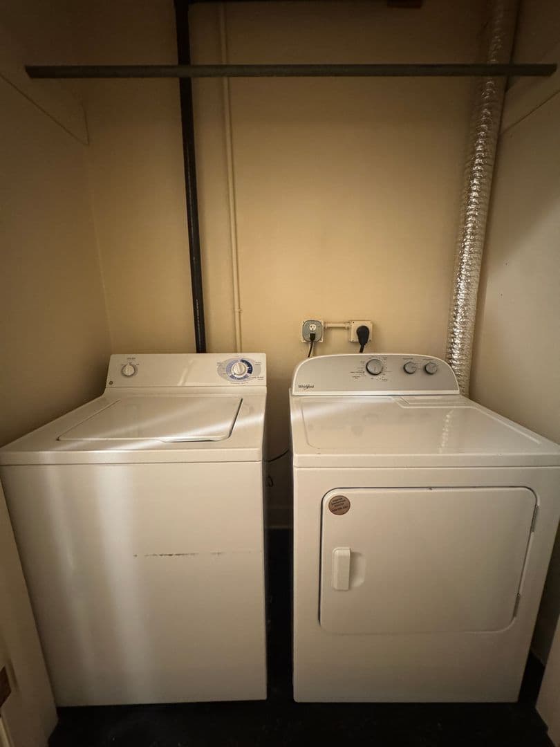 Eugene Apartment: 360 W 13th St