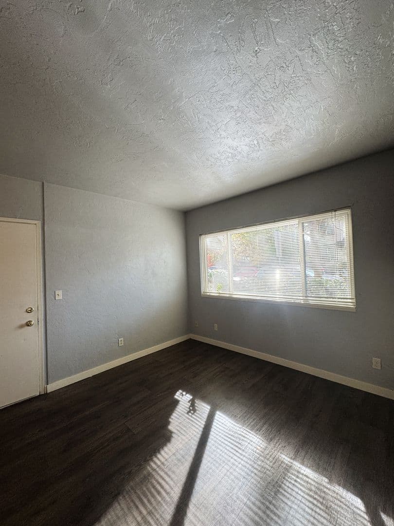 Eugene Apartment: 95 W 15th   #05