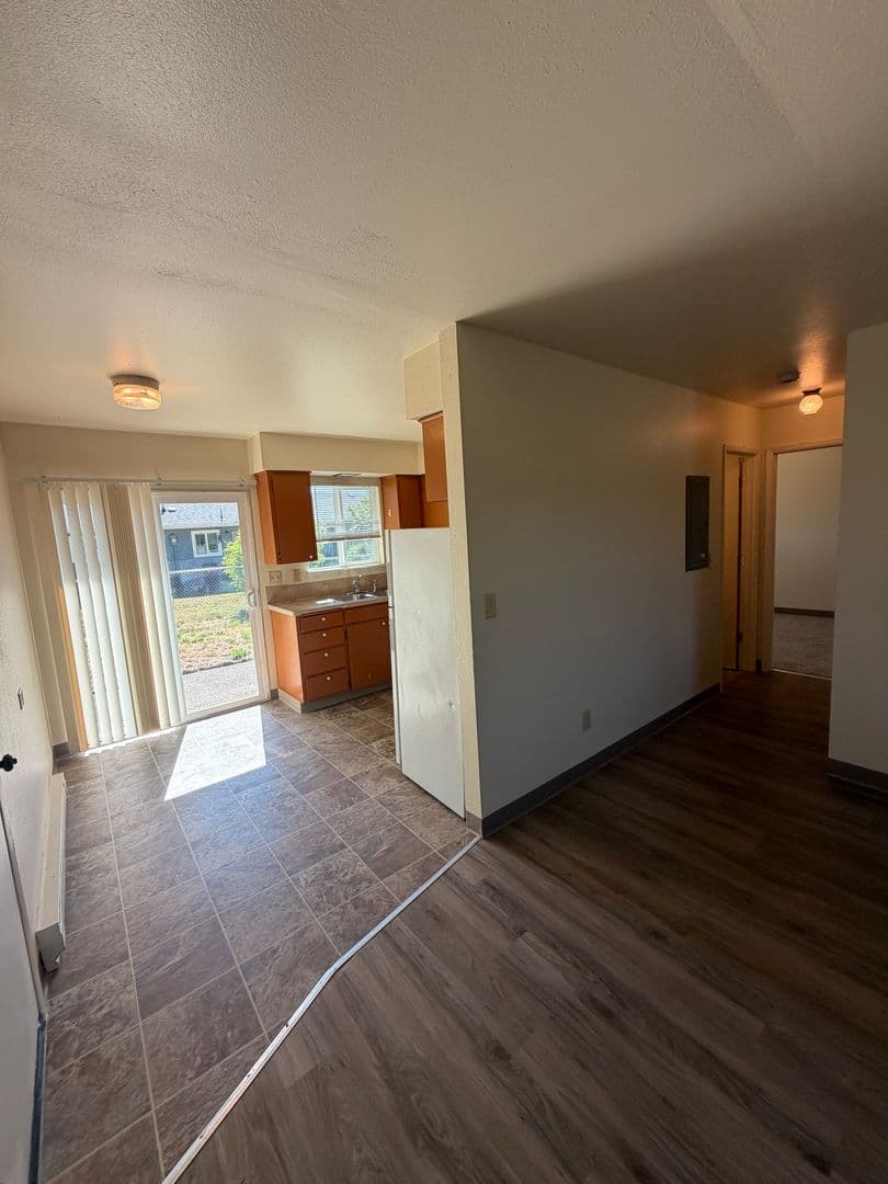 Albany Apartment: 1373 27th Ave SE