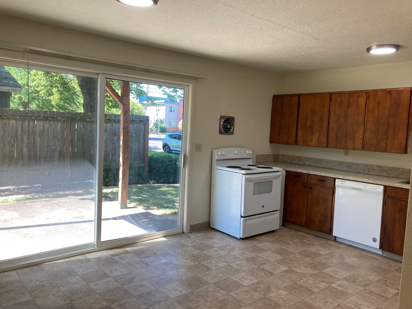 Eugene Apartment: 1671 Ferry St. #09