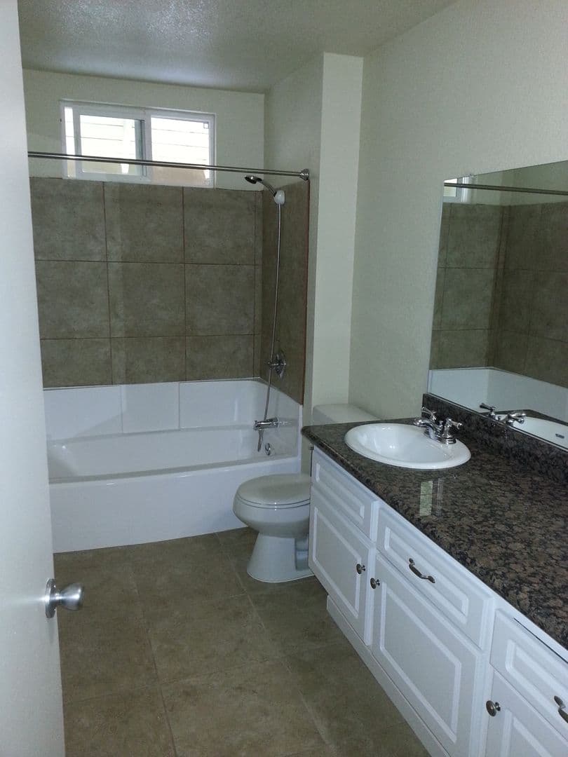 TUSTIN Apartment: 14382 REDHILL AVE