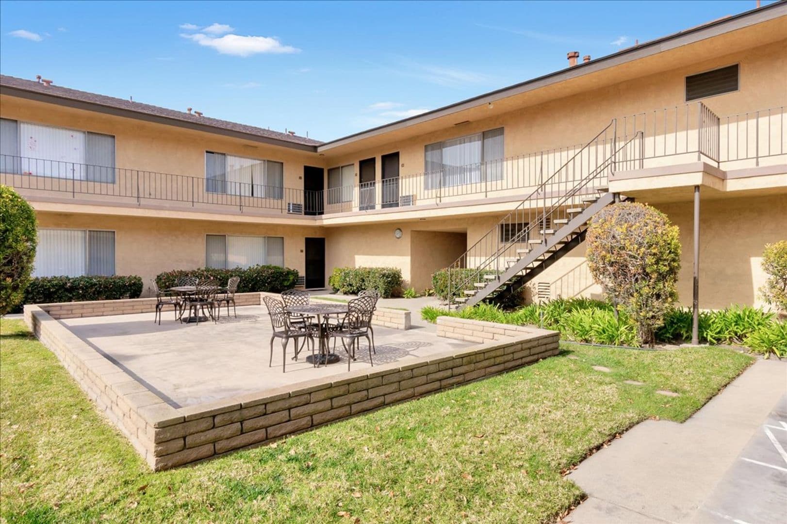 ANAHEIM Apartment: 2341 W. CRESCENT AVE.