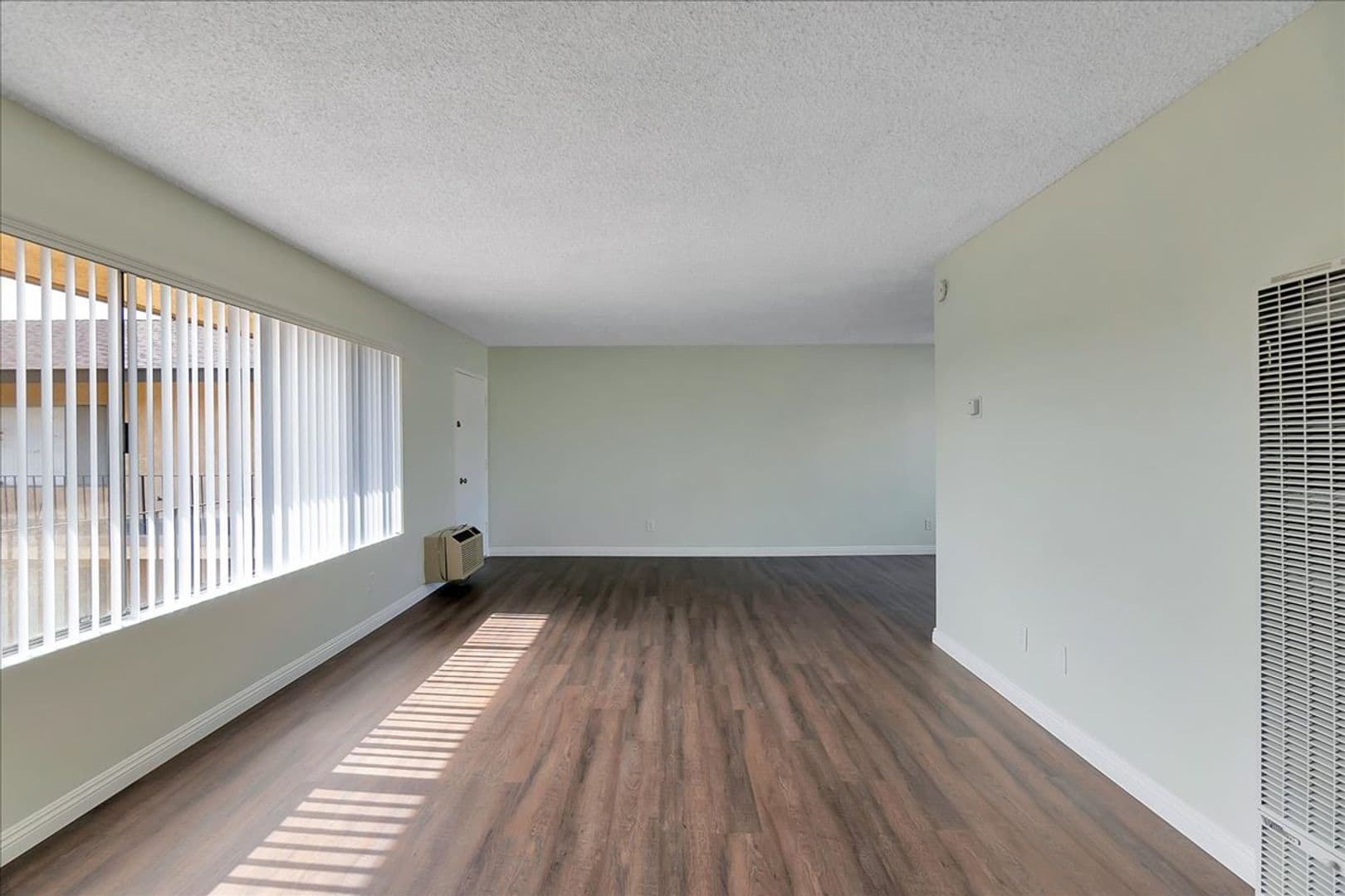 ANAHEIM Apartment: 2341 W. CRESCENT AVE.