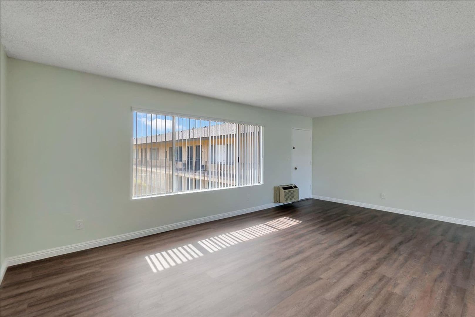 ANAHEIM Apartment: 2341 W. CRESCENT AVE.