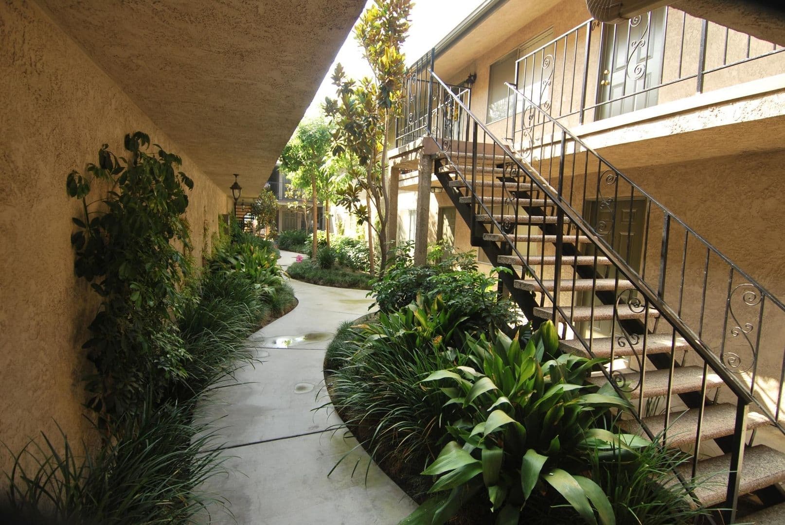 DOWNEY Apartment: 10437 LA REINA AVE.
