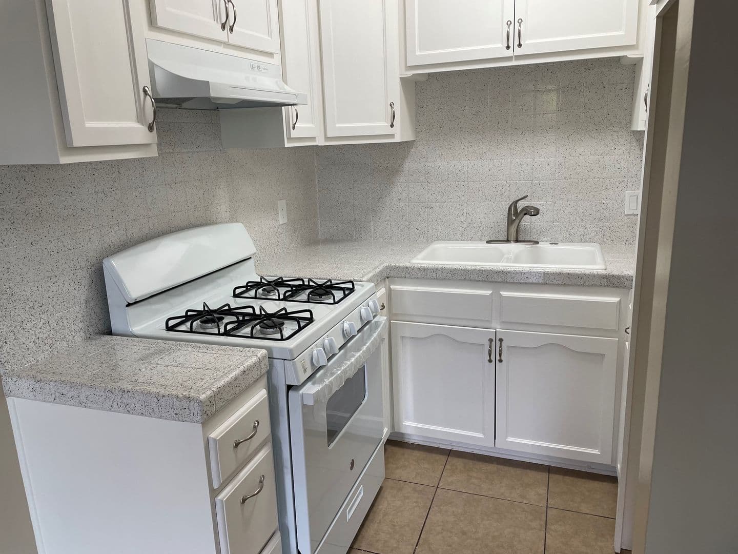 DOWNEY Apartment: 10333-35 LA REINA AVE.