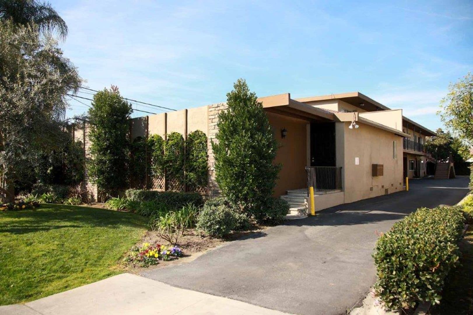 DOWNEY Apartment: 10333-35 LA REINA AVE.