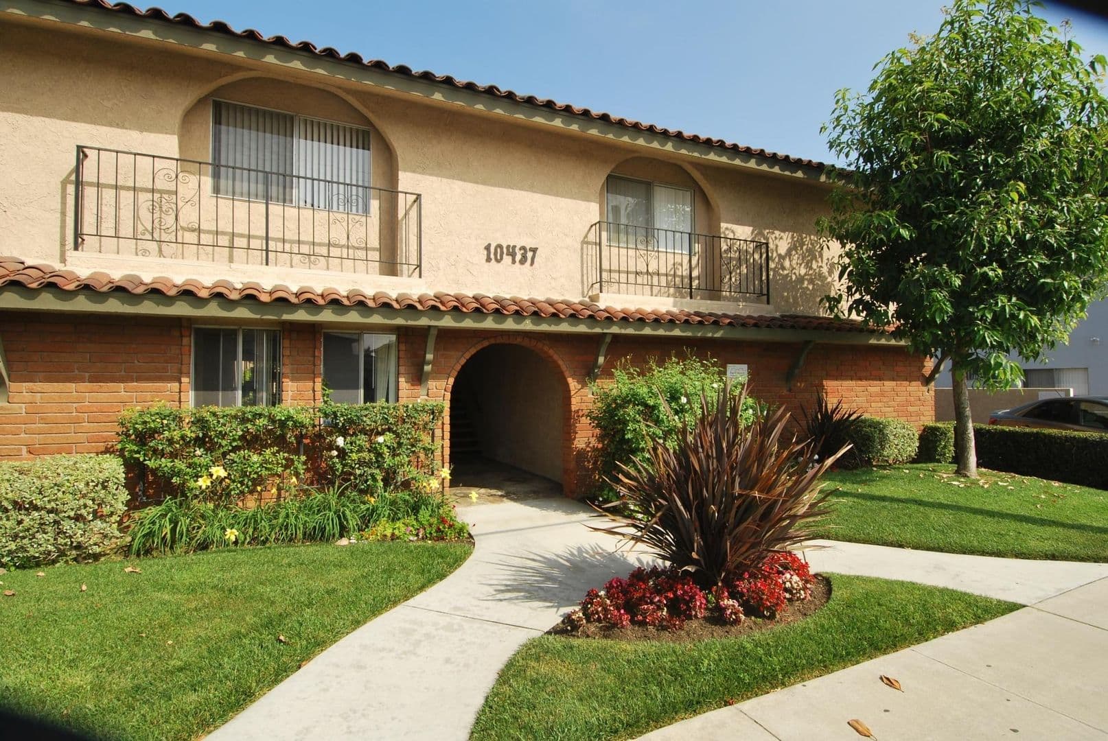 DOWNEY Apartment: 10437 LA REINA AVE.