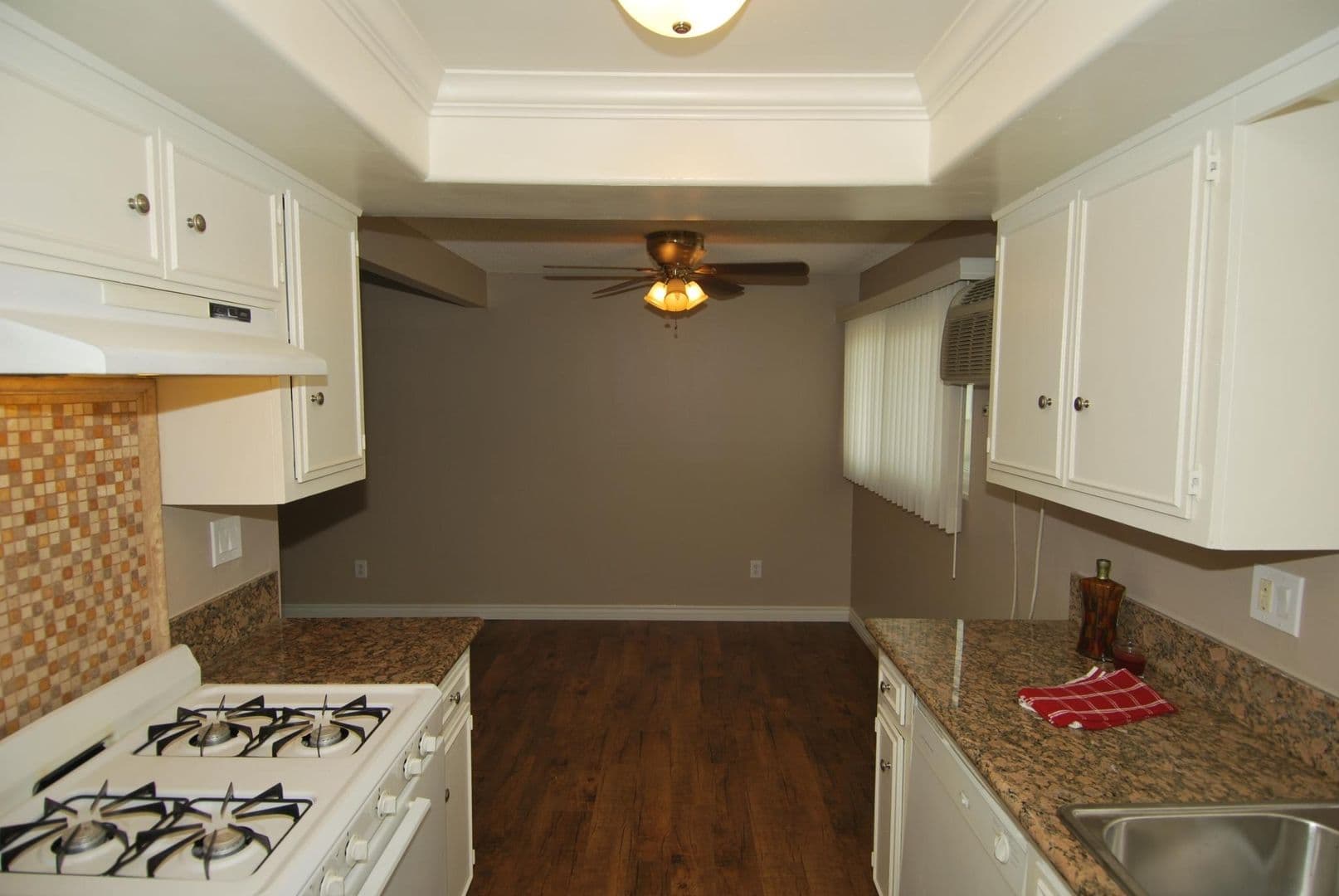 DOWNEY Apartment: 10437 LA REINA AVE.