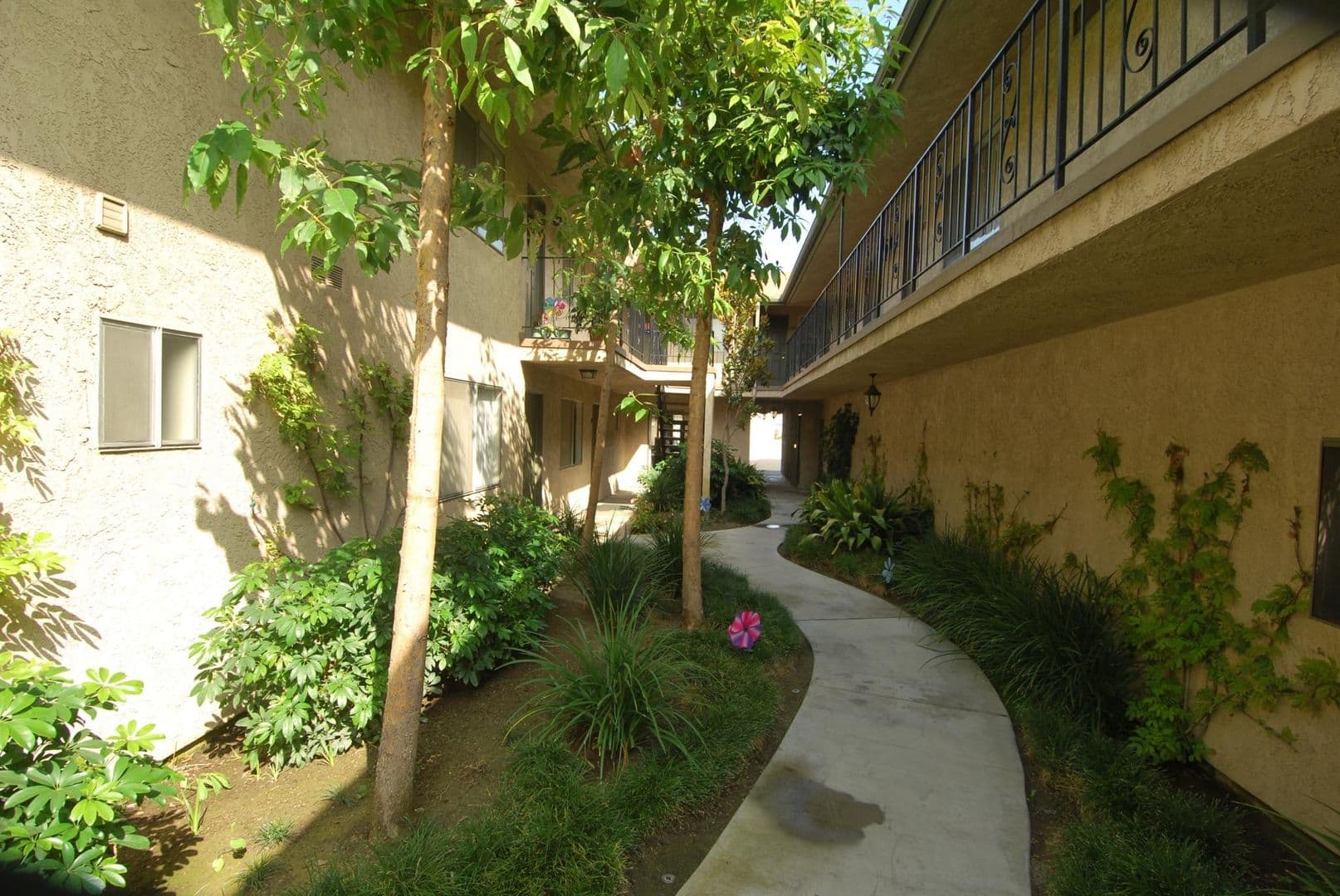DOWNEY Apartment: 10437 LA REINA AVE.