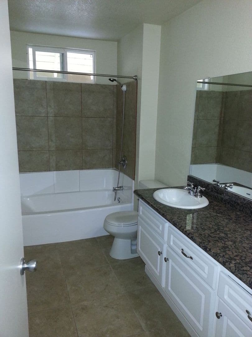 TUSTIN Apartment: 14382 REDHILL AVE