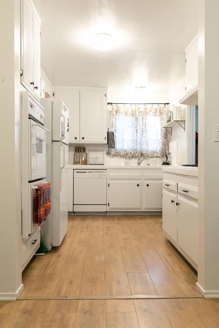 LOS ANGELES Apartment: 8717 DELGANY AVENUE