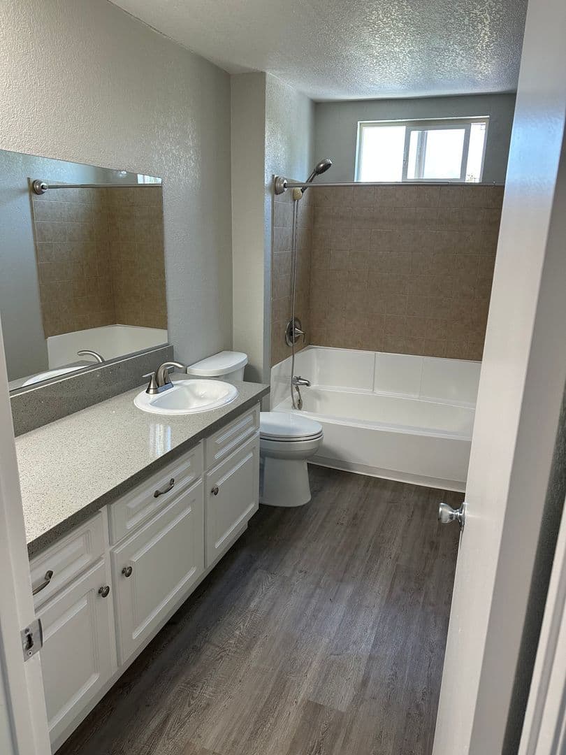 TUSTIN Apartment: 14382 REDHILL AVE