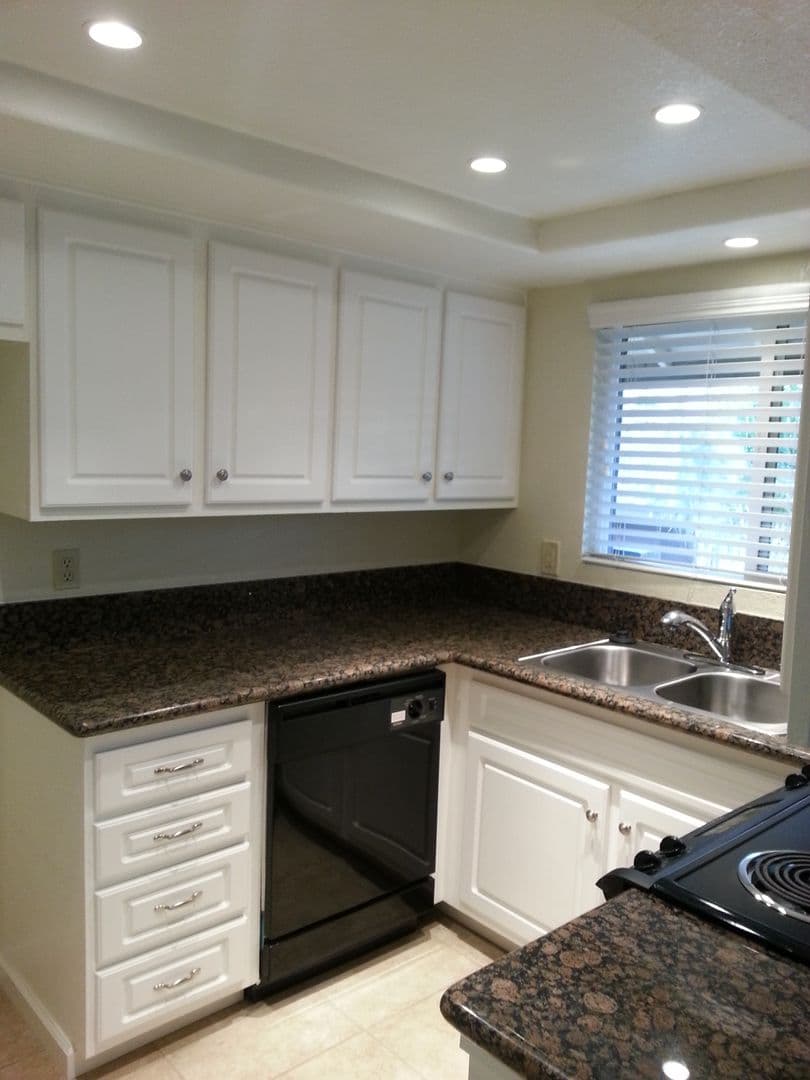 TUSTIN Apartment: 14382 REDHILL AVE