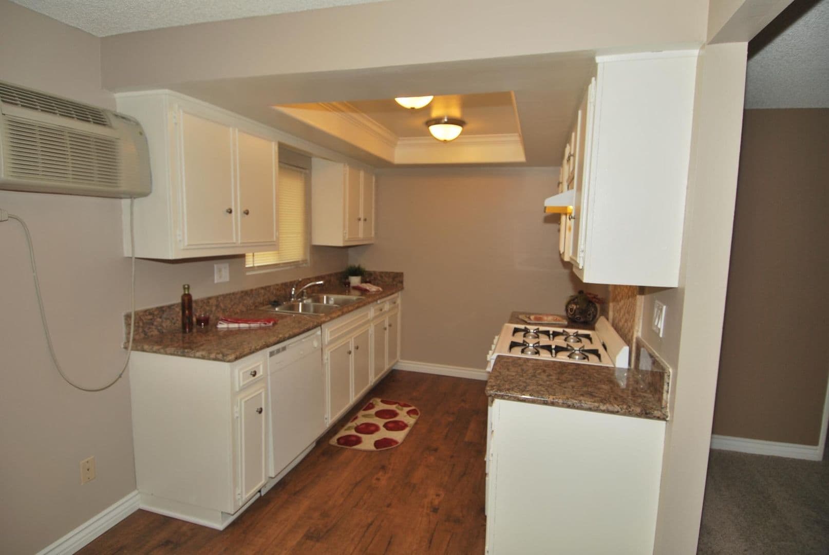DOWNEY Apartment: 10437 LA REINA AVE.