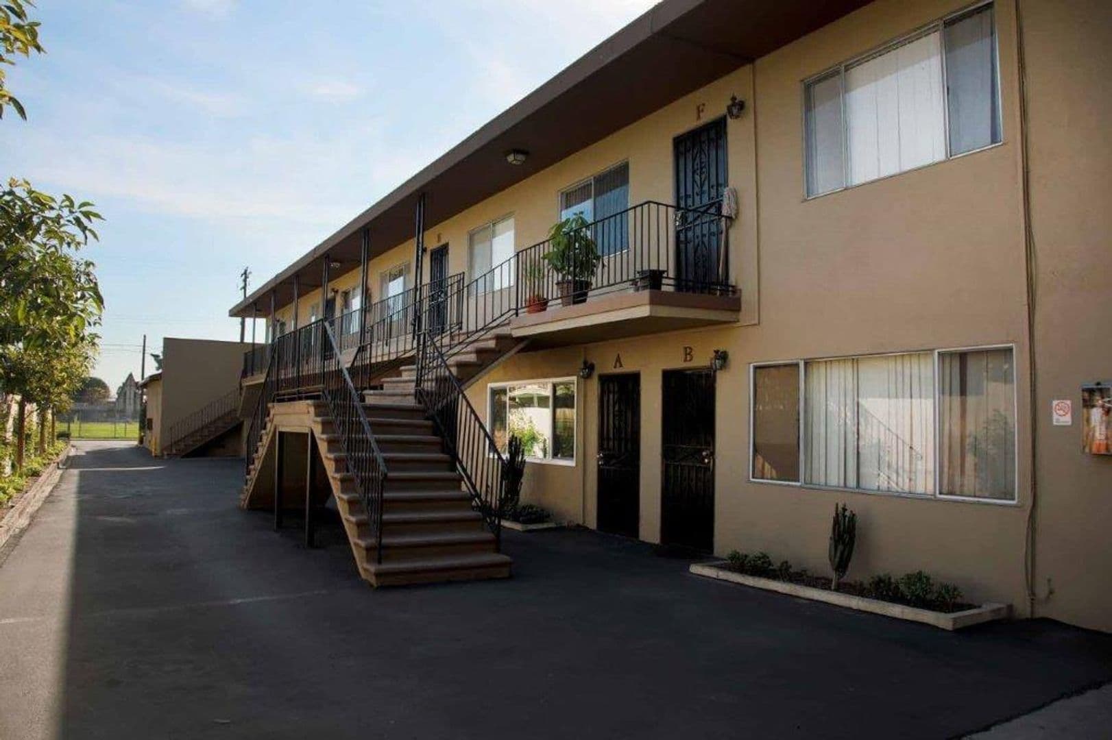 DOWNEY Apartment: 10333-35 LA REINA AVE.