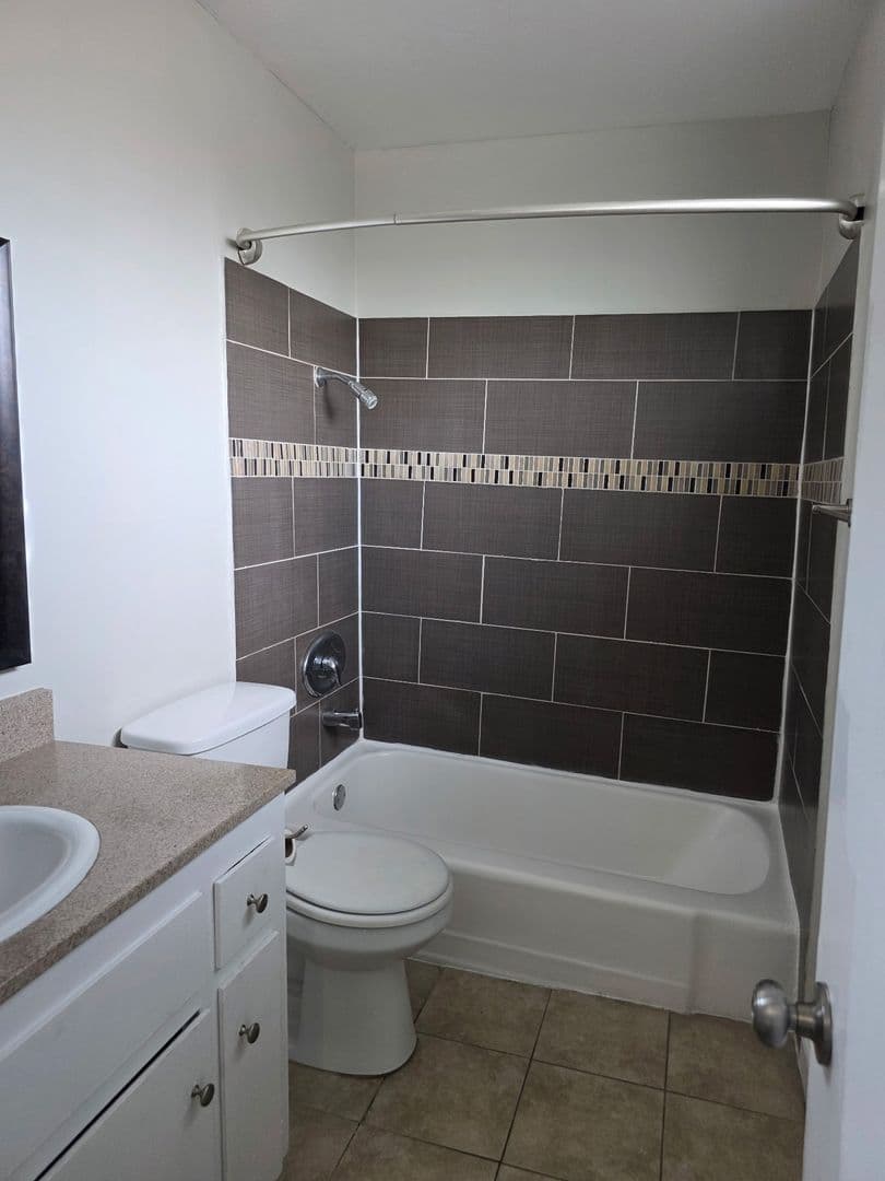BUENA PARK Apartment: 5882 FULLERTON AVENUE