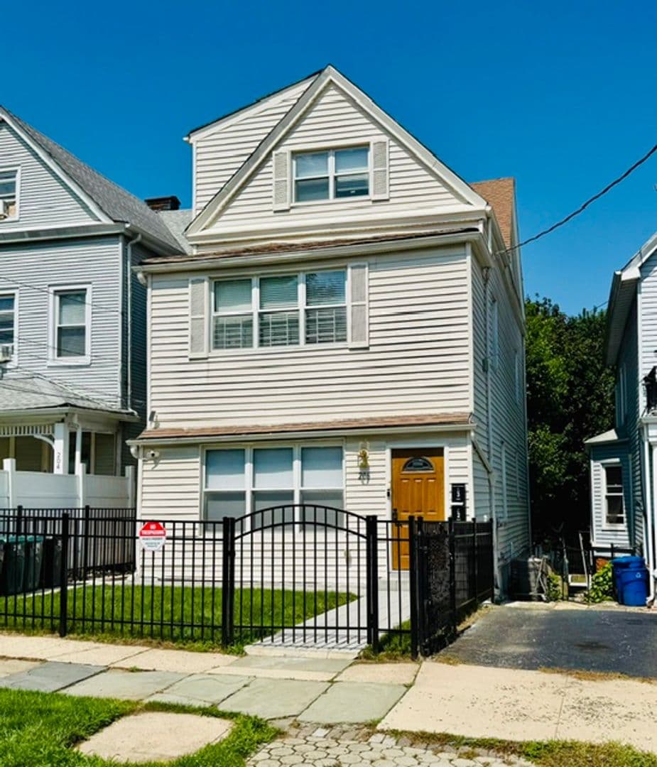 Mount Vernon Apartment: 206 N Terrace