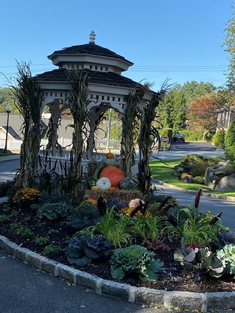 White Plains Townhome: 51 Winding Ridge Rd