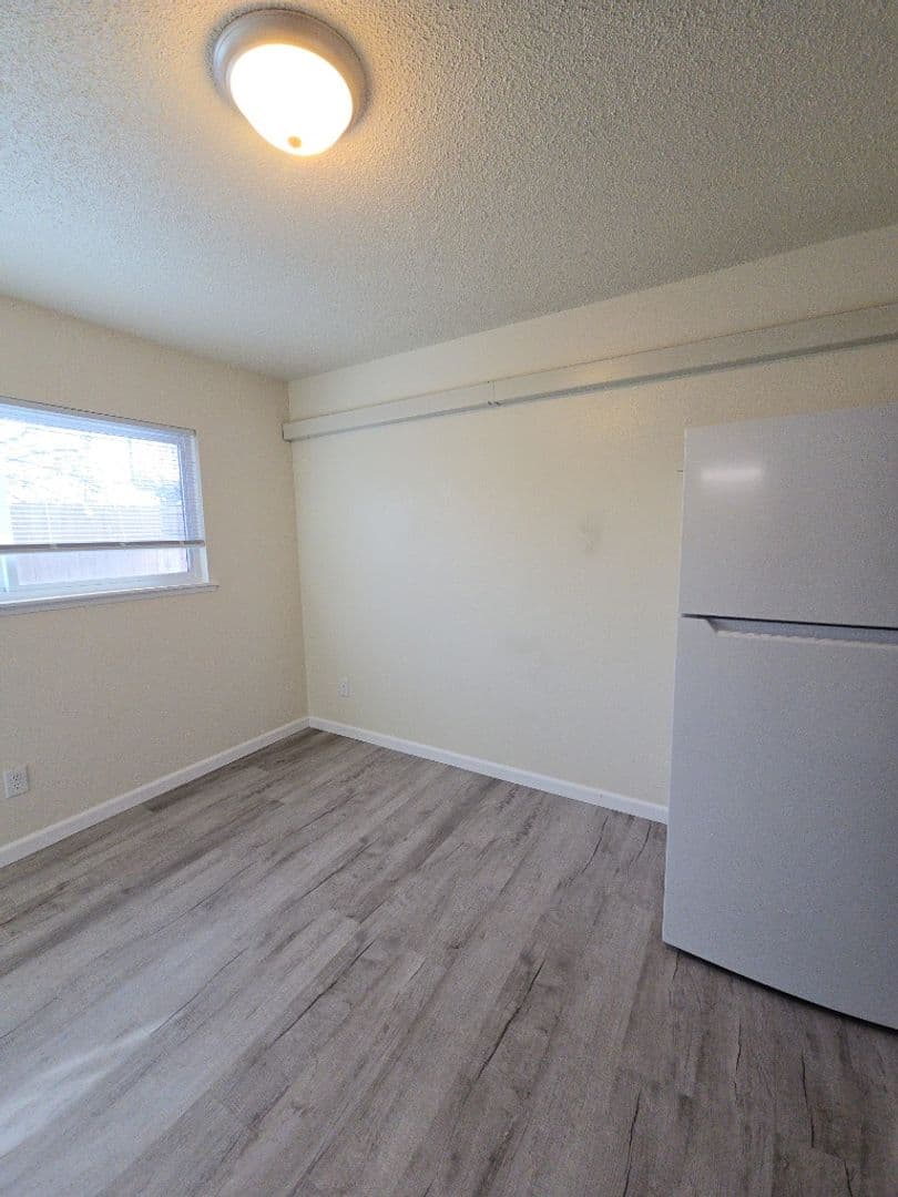 Central Point Apartment: 1040 E. Pine St
