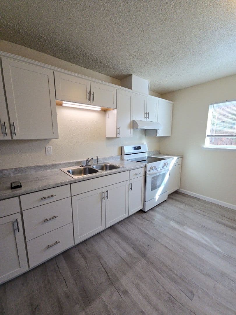 Central Point Apartment: 1040 E. Pine St