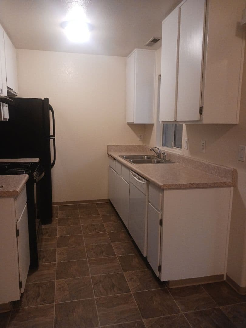 Medford Apartment: 2037 Campus Dr